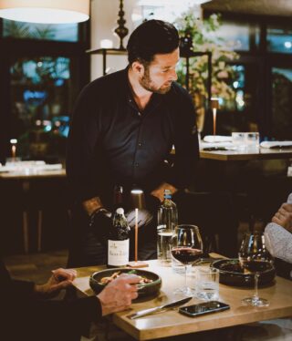 Wij leggen onze gerechten en wijnen met liefde en aandacht aan je uit, zodat je niet alleen proeft, maar écht beleeft wat er op je bord en in je glas zit. ❤️🍷

Van de herkomst van onze ingrediënten tot het verhaal achter elke wijn, bij ons draait alles om genieten met aandacht. 

Neem de tijd, stel je vragen en laat je verrassen door smaak, passie en gastvrijheid. ✨🍽️ 

#d9 #eindhovenfoodie
