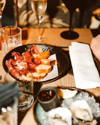 Wist je dat je bij ons ook kunt genieten van een heerlijke bites to share-kaart? 🤍

Van Jamón Ibérico Pata Negra tot de verfijnde Irish Mór oester. Liever iets met een kick? Ga dan voor onze welbekende spicy sticky gamba’s. 🔥

Perfect om samen te delen… of gewoon lekker voor jezelf 😉 Waar kies jij voor?

#d9