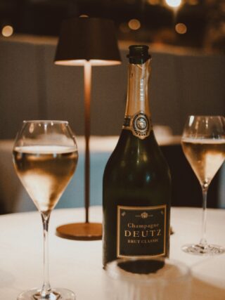 Deutz is zo’n champagne die kenners meteen herkennen. 🥂✨

Hun Brut Classic is misschien wel de bekendste: fris, levendig, met tonen van wit fruit, brioche en een zachte elegante bubbel die mooi blijft hangen in het glas. 🍾

Wat Deutz bijzonder maakt? Ze werken veel met druiven van eigen wijngaarden en premier & grand cru-terroirs, wat zorgt voor constante kwaliteit en die herkenbare, elegante signatuur.

Ben jij meer van fris en strak, of juist romig en rijk als het om champagne gaat? 🥂

#champagne #eindhovenfoodspot #eindhoven #d9