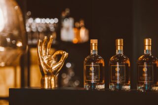 Even voorstellen… onze D9 gin 🍊

Houtgelagerd en heerlijk kruidig, zwoel en elegant. 
Met smaken van gember, sinaasappel, wilde kaneel en kardemom… 🤩🥃 

#d9
