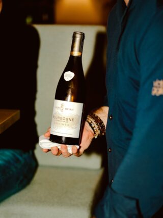 Een van onze absolute favorieten: de Albert Bichot Chardonnay.

Recht uit de Bourgogne, waar dit familiehuis al sinds 1831 generaties lang met liefde en vakmanschap wijnen maakt. 🥰

Verwacht een levendige frisheid, perfect in balans met een zachte, ronde afdronk.
Een wijn die je blijft verrassen, glas na glas. 🥂

Heb jij ‘m al eens geproefd? 😋

#d9